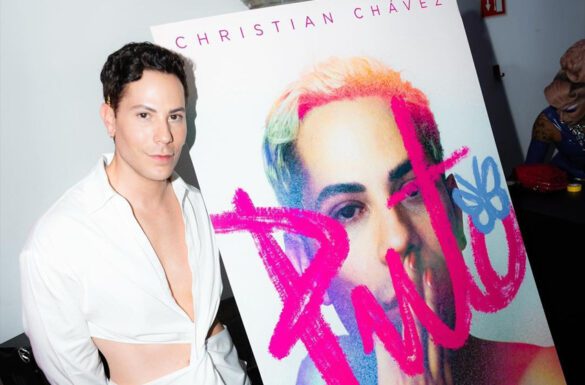 Christian junto ao cartaz do mini documentário "PUTO"